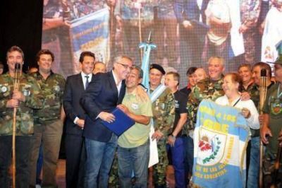 Julio Zamora y Sergio Massa acompa�aron la vigilia de los Veteranos de Malvinas en Tigre 
