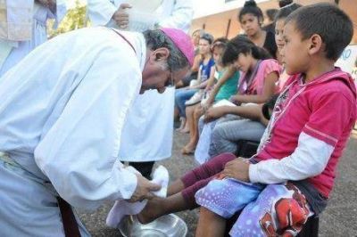 El Monse�or Ojea realiz� el tradicional lavado de pies en el Puerto de Frutos 