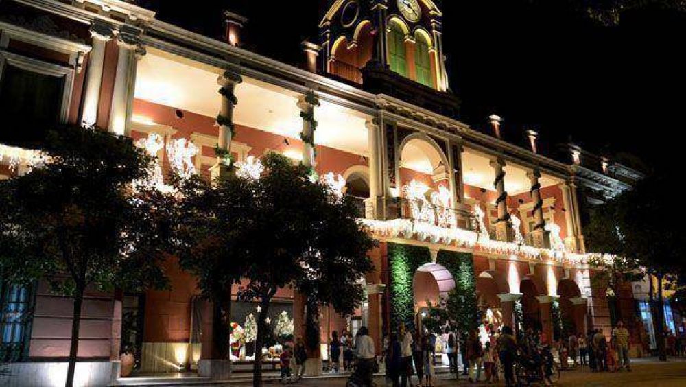 Turistas extranjeros y de todo el pa�s visitan Santiago