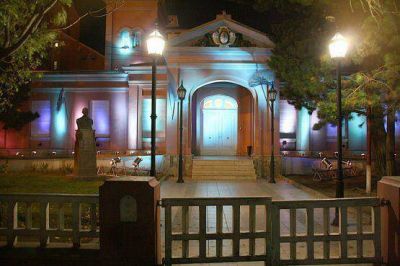 Casa de Gobierno iluminada de azul en el D�a Mundial de Concienciaci�n sobre el Autismo