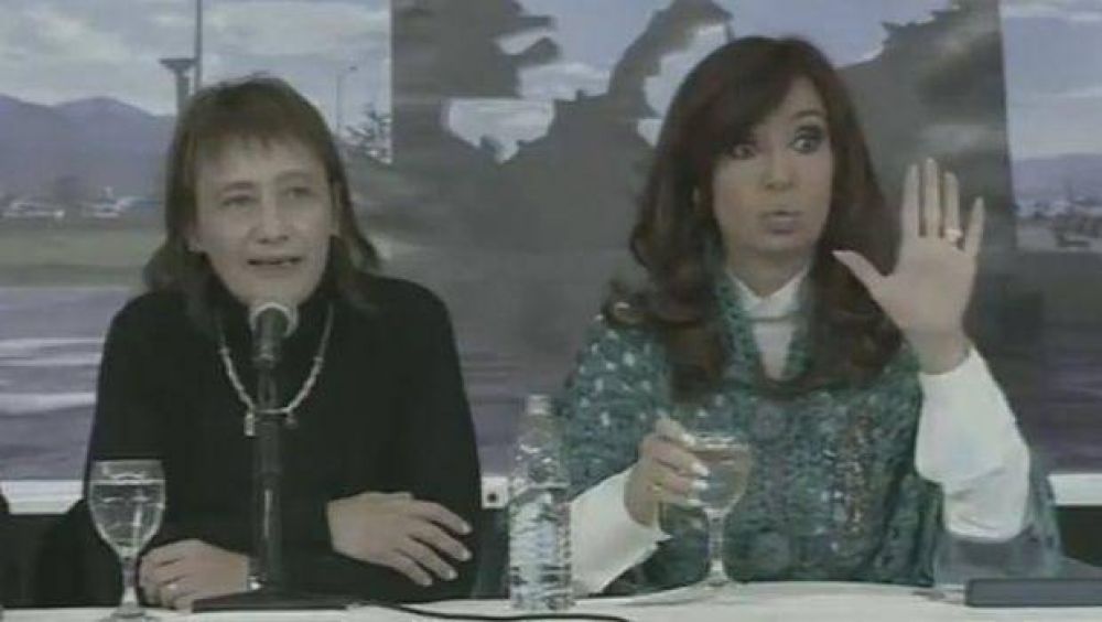 Chiflidos K para la gobernadora de Tierra del Fuego en el acto por Malvinas