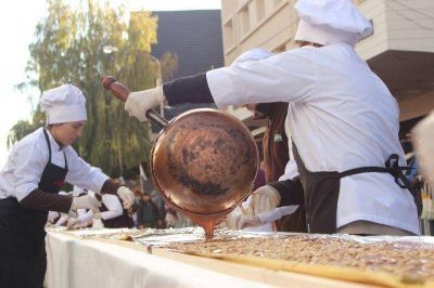 Una multitud en el reparto de la barra de chocolate