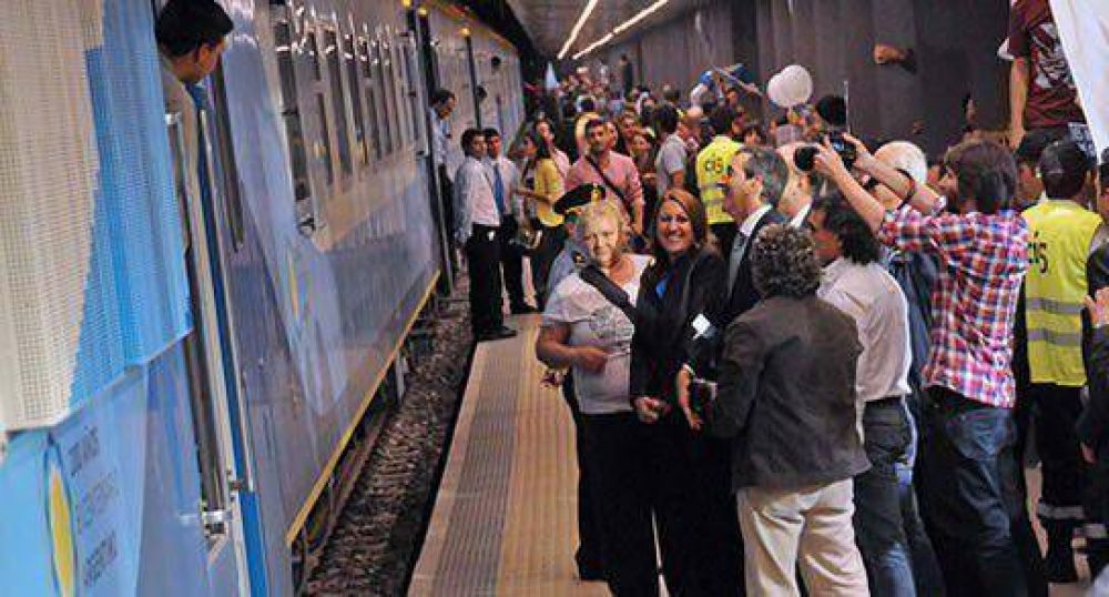 Calurosa bienvenida al nuevo tren Rosario-Retiro