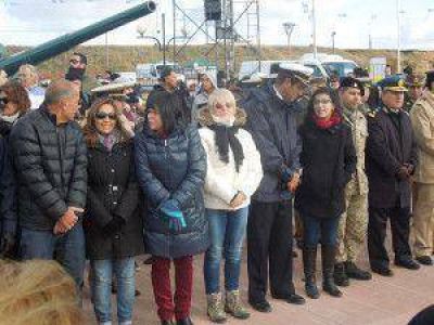 En el Monumento a los Ca�dos, se realiz� el acto y el tradicional desfile c�vico militar. Acto por el 33� aniversario de la gesta de Malvinas en R�o Grande