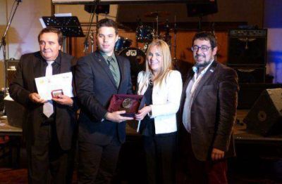Boyadjian y Garay entregaron presentes a los expositores