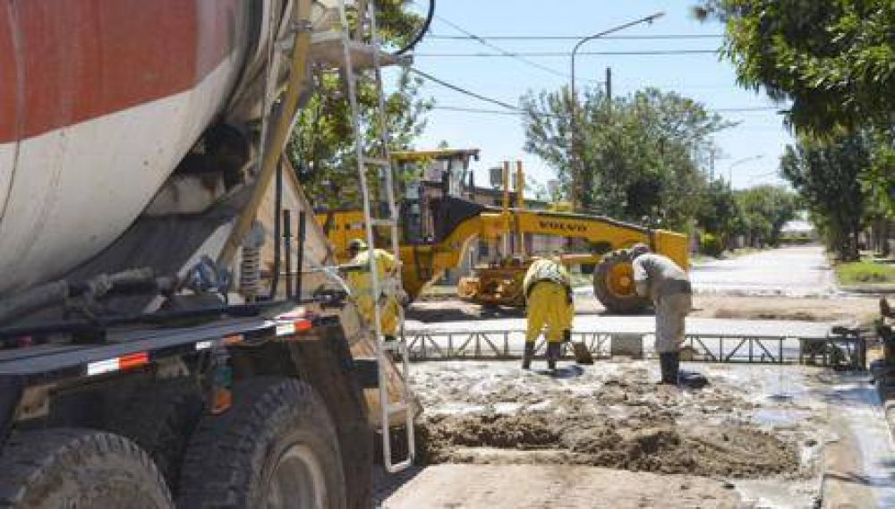 Pavimentan calles en el barrio Apip� y avanzan en el enripiado del V�ctor Colas