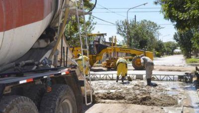 Pavimentan calles en el barrio Apip� y avanzan en el enripiado del V�ctor Colas