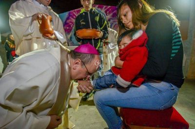 Semana Santa: Cargnello lav� los pies de 12 beb�s