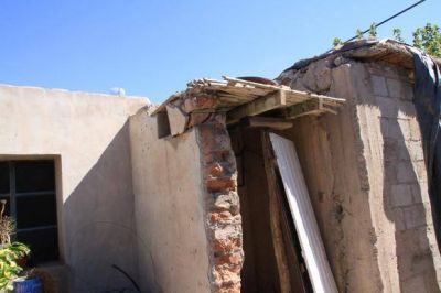 El drama de una familia que vive en la miseria, se le cay� el tanque y teme que se desmorone el rancho