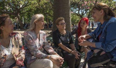 Michetti junto a ex veteranas de Malvinas
