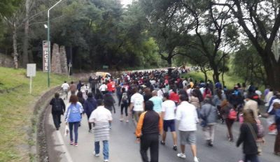 Una multitud particip� del V�a Crucis al Cerro San Bernardo