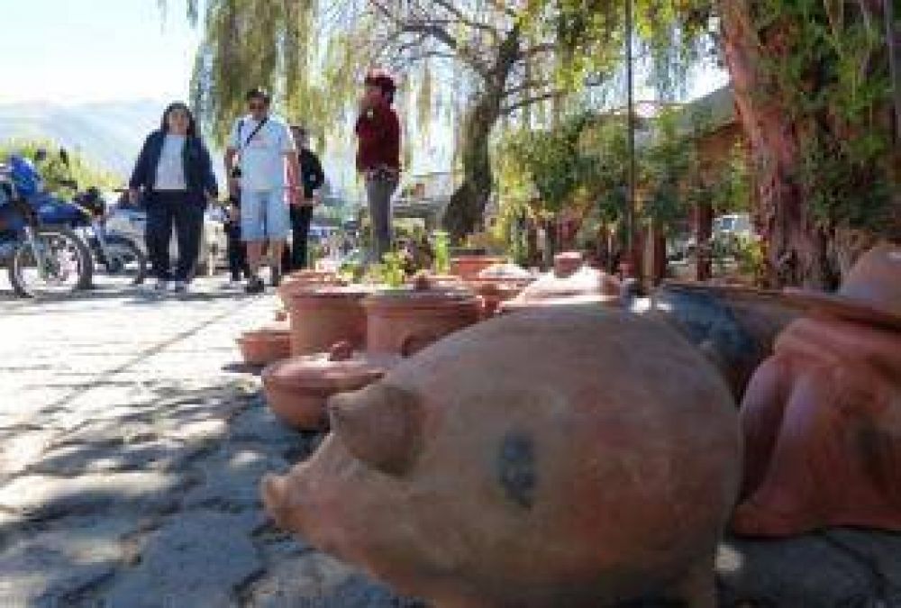 En Taf�, los turistas disfrutan del sol y de las artesan�as