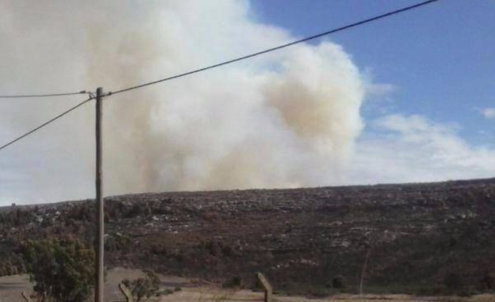 Cinco dotaciones de bomberos trabajan en un nuevo incendio en Sierra de los Padres