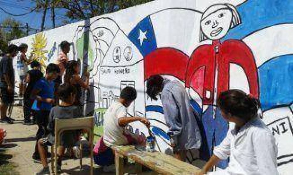 Chicos realizan murales participativos en Villa Lujn-La Ribera