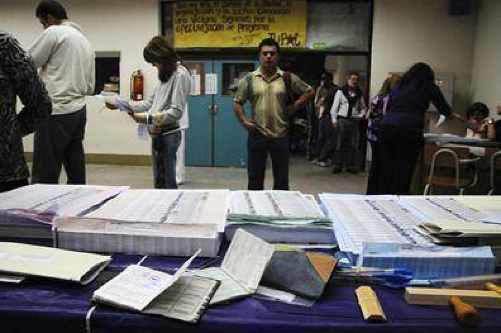 Los sondeos muestran un amplio margen de desconocimiento e indecisos de cara a las Paso