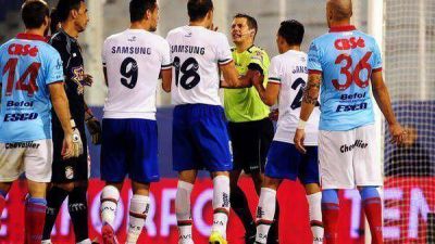 Incre�ble: Delfino cobr� penal, expuls� a un jugador y despu�s dio marcha atr�s