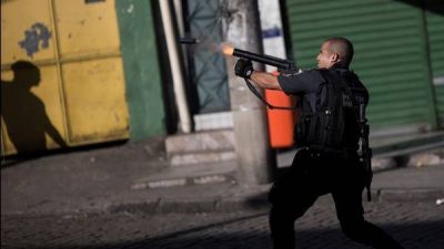 Indignaci�n y marchas por la muerte de un chico en una favela de R�o