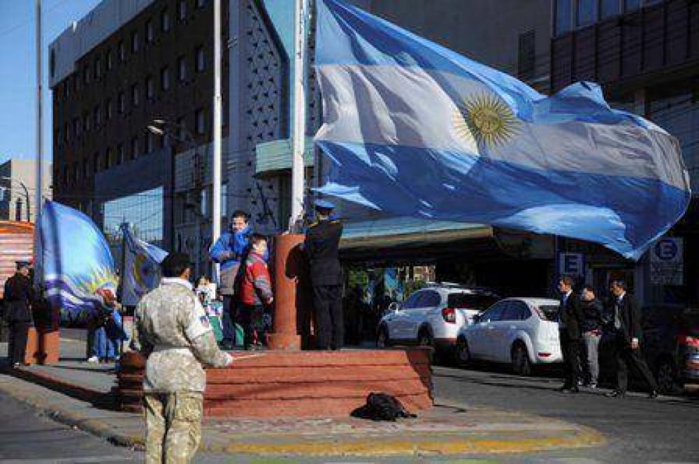 Virgen del Carmen de Cuyo presente en el izamiento