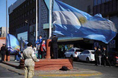 Virgen del Carmen de Cuyo presente en el izamiento