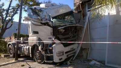 Un cami�n colision� contra una casa al morder un boulevard en Munro