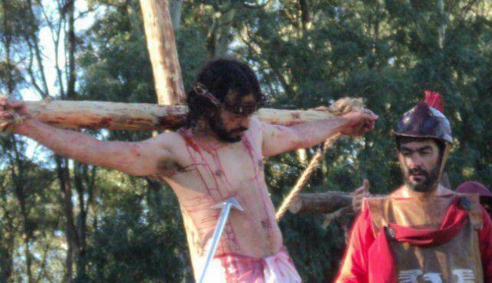 Ante una multitud, se llevó a cabo el Vía Crucis viviente de Claromecó