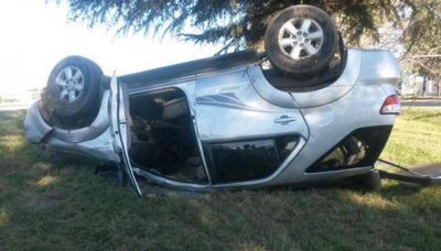 Vuelco espectacular y susto en avenida Circunvalaci�n