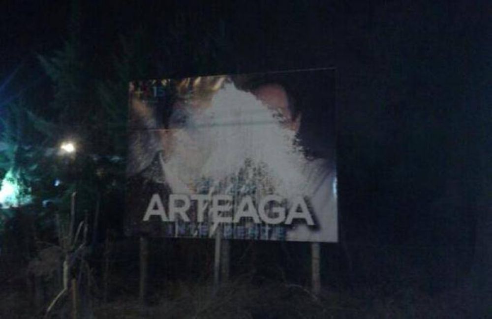 La �patota� bruerista destruy� carteler�a pol�tica de Arteaga