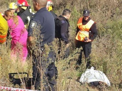 Una mujer polic�a muri� y otro efectivo result� herido al volcar auto en autopista frente a Santa Clara