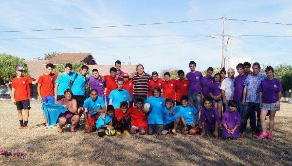 Serebrinsky entreg� material deportivo a club barrial