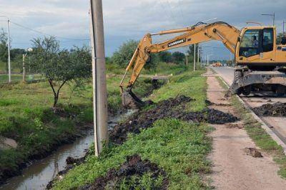Realizan limpieza del desag�e de la Avenida Belgrano, en el sur de la ciudad