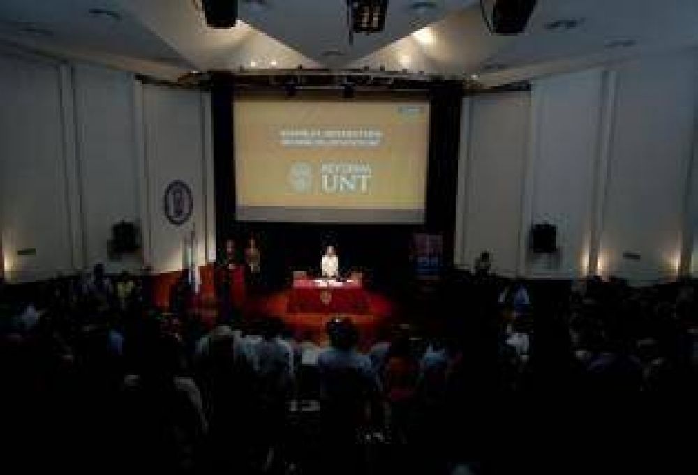 Un requisito en el proyecto de carrera docente causa pol�mica