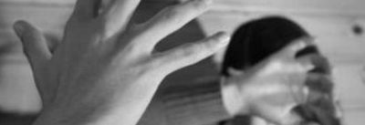 Hombre tir� a su mujer cuando su auto iba en movimiento