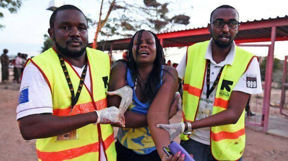 Los aterradores relatos de los sobrevivientes de la masacre en la universidad de Kenia