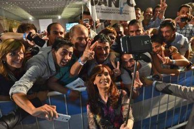Cristina cierra su mandato como la presidenta con mejor imagen desde el retorno de la democracia