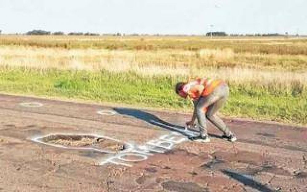 Coronel Su�rez: Bautizaron baches con nombres de funcionarios