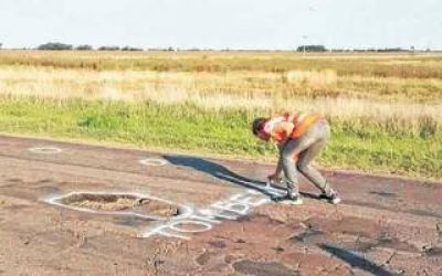 Coronel Su�rez: Bautizaron baches con nombres de funcionarios