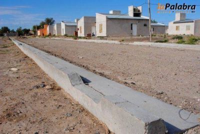 Realizan desag�es pluviales para la concreci�n de cord�n cuneta y veredas en el Barrio Kirchner y las 77 viviendas