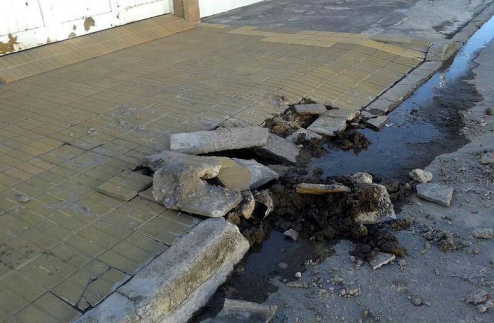 Reclaman por una p�rdida de agua en la calle