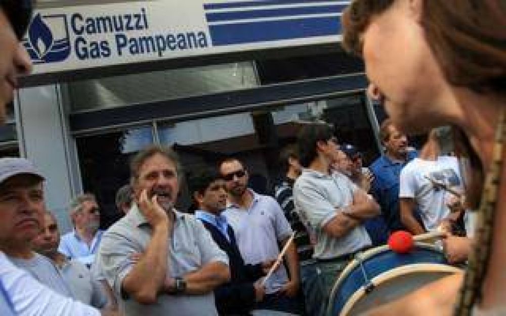 Empleados de Camuzzi realizan paro por 48 horas