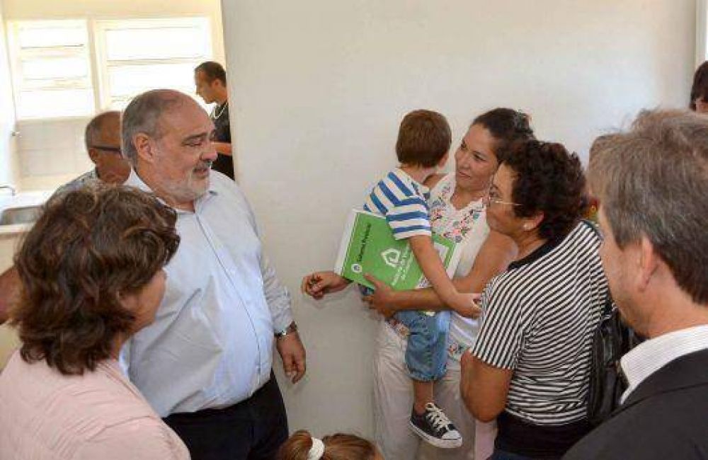El gobernador Colombi inaugur� un polideportivo y entreg� viviendas en el interior