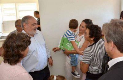 El gobernador Colombi inaugur� un polideportivo y entreg� viviendas en el interior