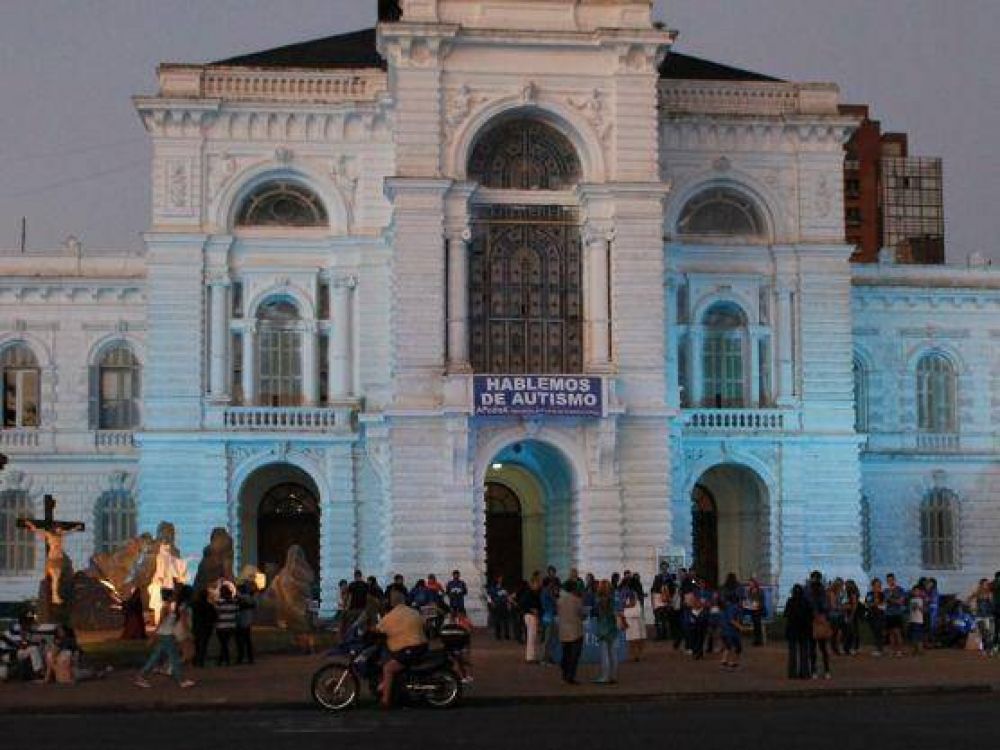 Padres de chicos con autismo realizaron una jornada de concientizaci�n frente a la municipalidad