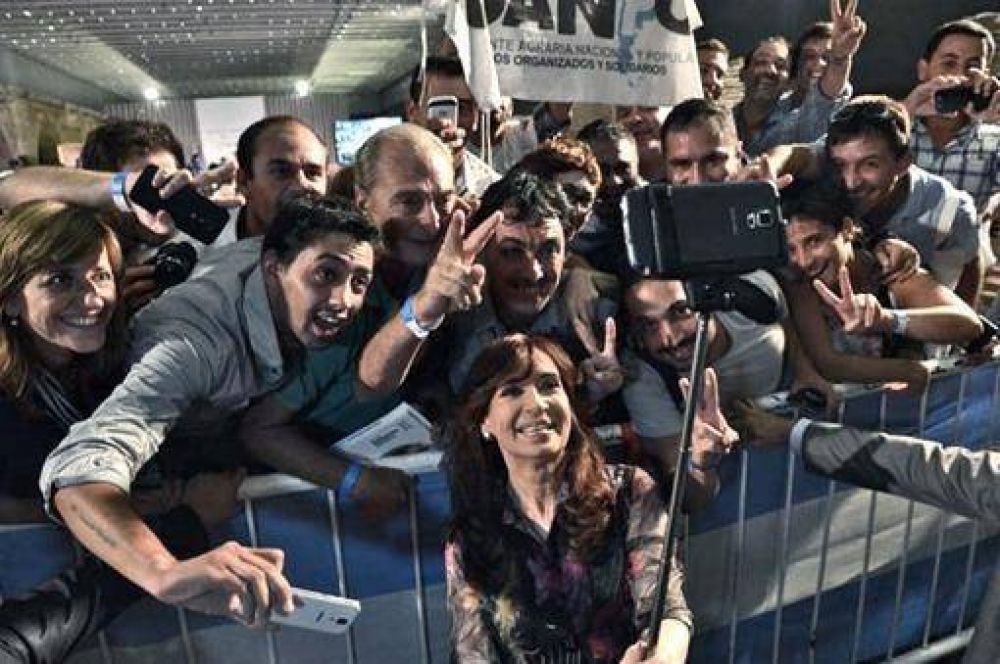Cristina cierra su mandato como la presidenta con mejor imagen desde el retorno de la democracia