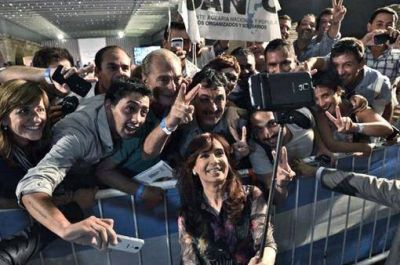 Cristina cierra su mandato como la presidenta con mejor imagen desde el retorno de la democracia