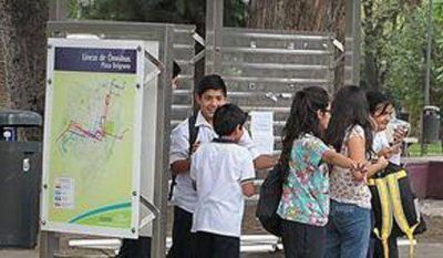 Instalan modernos refugios con informaci�n sobre recorridos de colectivos