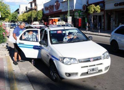 Por los robos, quieren instalar botones antip�nico en los taxis