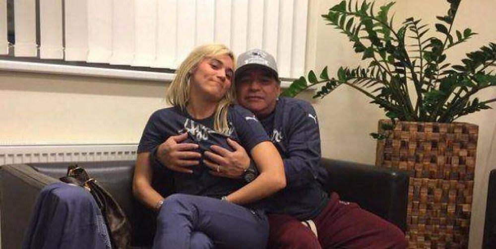 Otra vez la mano de Dios? La nueva foto hot de Diego Maradona y Roco Oliva