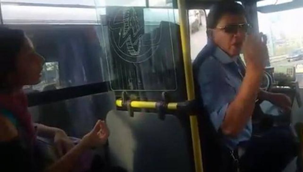 Un chofer par� el colectivo porque una pasajera se quejaba