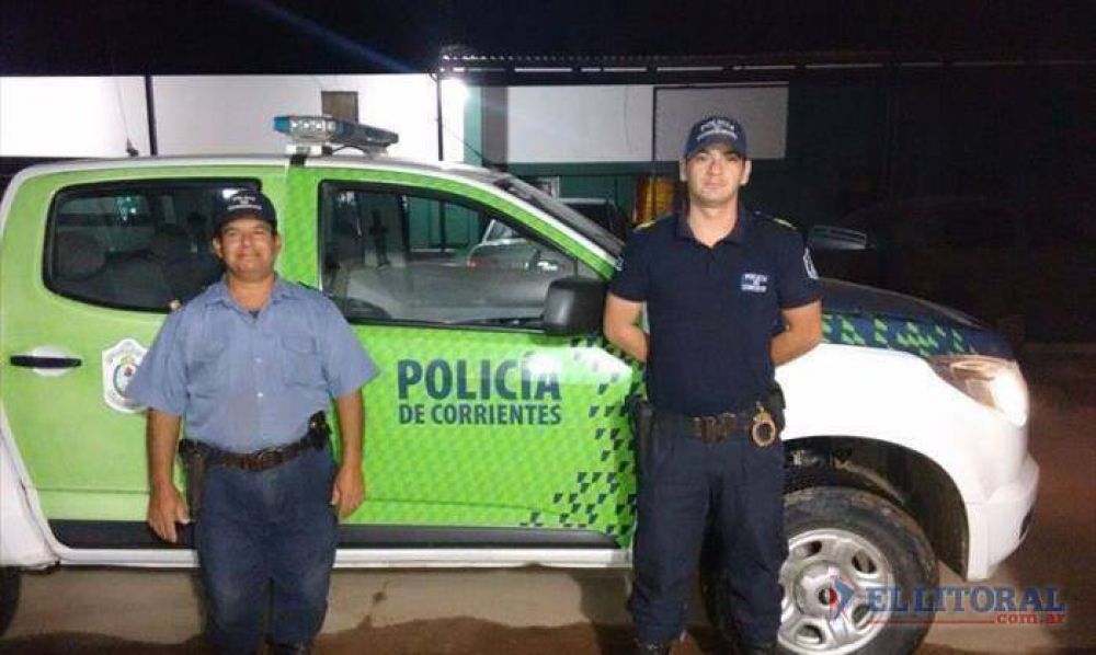 Polic�as ayudaron a una joven a dar a luz a su beb� en una casa del barrio Pujol