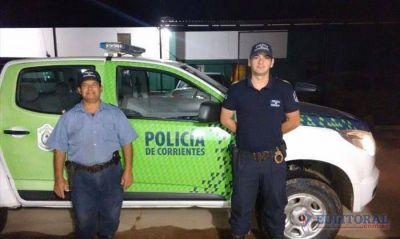 Polic�as ayudaron a una joven a dar a luz a su beb� en una casa del barrio Pujol